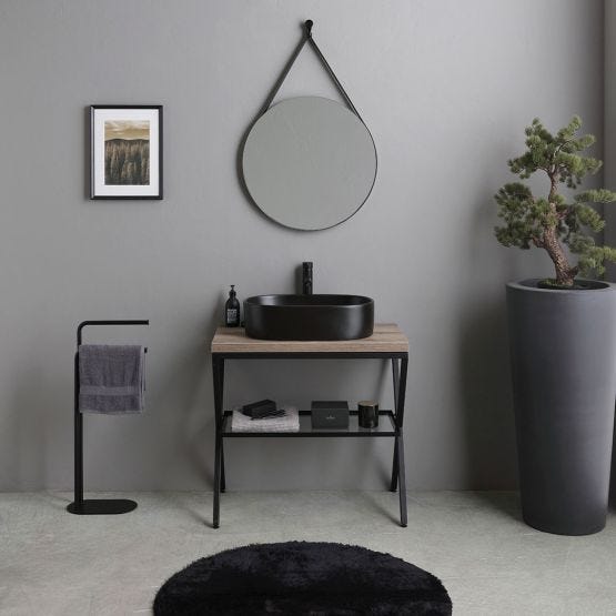 Pied noir mat avec plateau en chêne fossile, vasque ovale noire mate et miroir rond à pointe noire