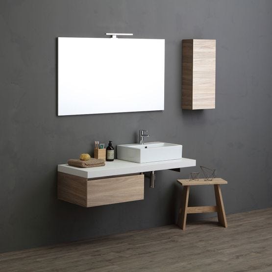 Meuble de salle de bain suspendu avec dessus blanc, tiroir et armoire murale en chêne naturel