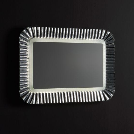Specchio con cornice in vetrofuso argento illuminata a led